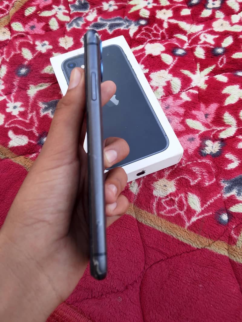 Apple iPhone 11 4