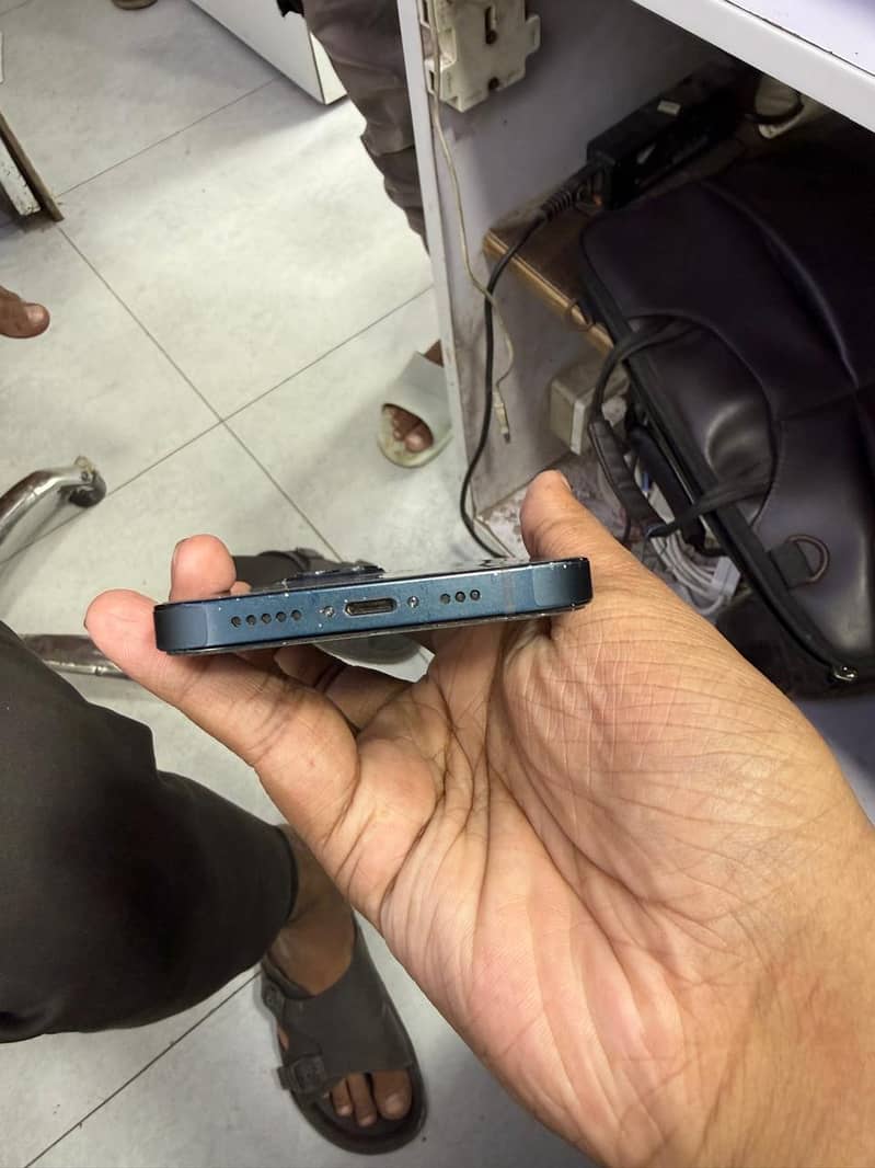 Apple iPhone 13 2