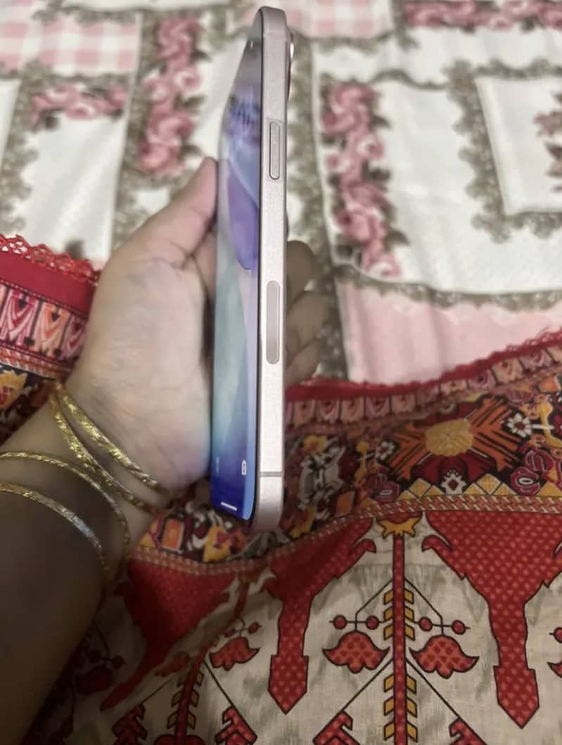 Apple iPhone 15 plus 6