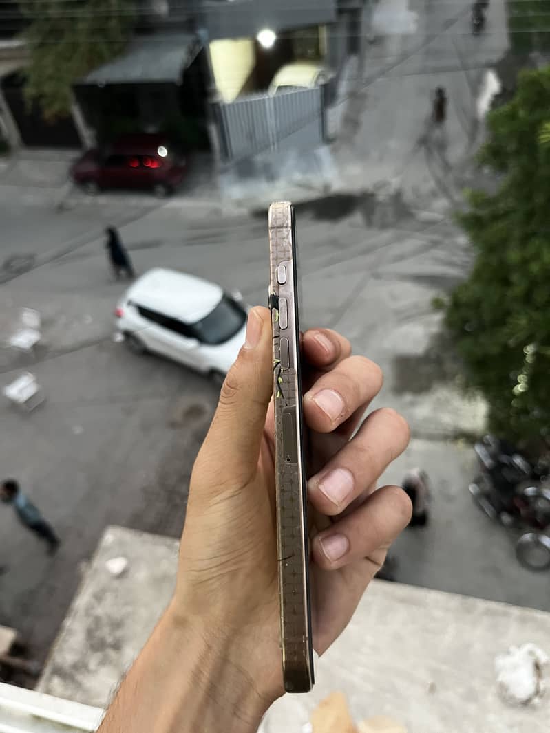 Apple iPhone 16 Pro Max 4