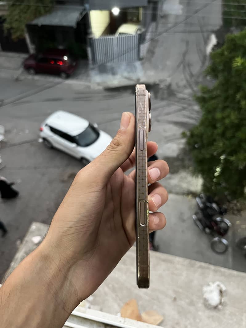 Apple iPhone 16 Pro Max 6