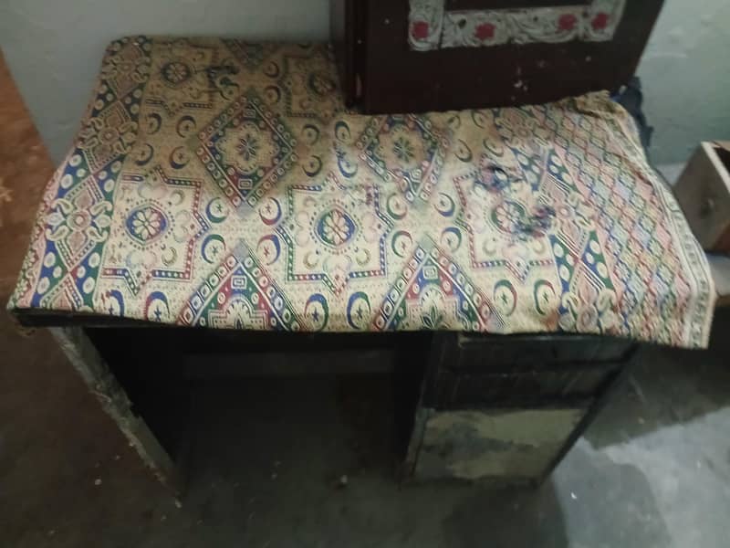 computer table and iron table 0