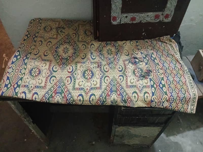 computer table and iron table 4