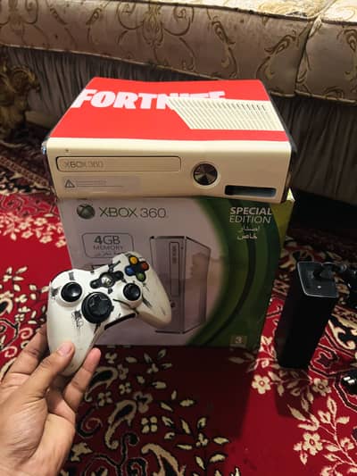XBOX 360 SLIM LIMITED EDITION. & JAILBREAK 20+ games all assesories
