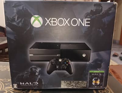 XBOX one 500gb, two wireless controllers