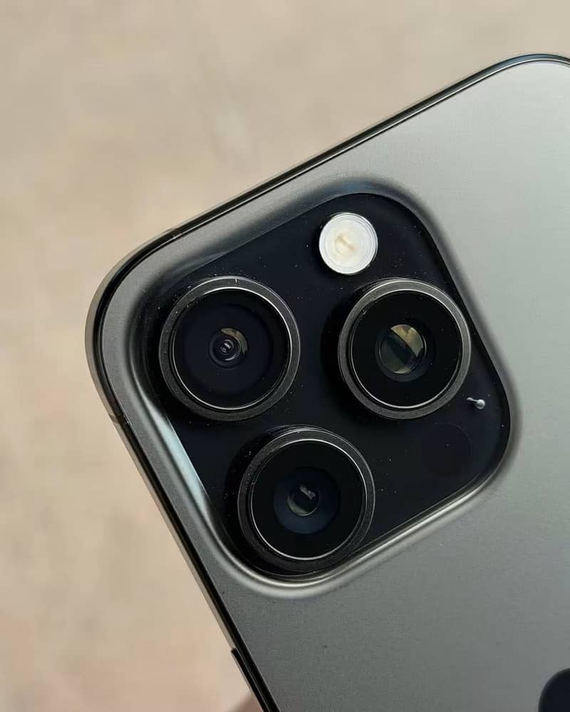 Apple iPhone 16 Pro 1