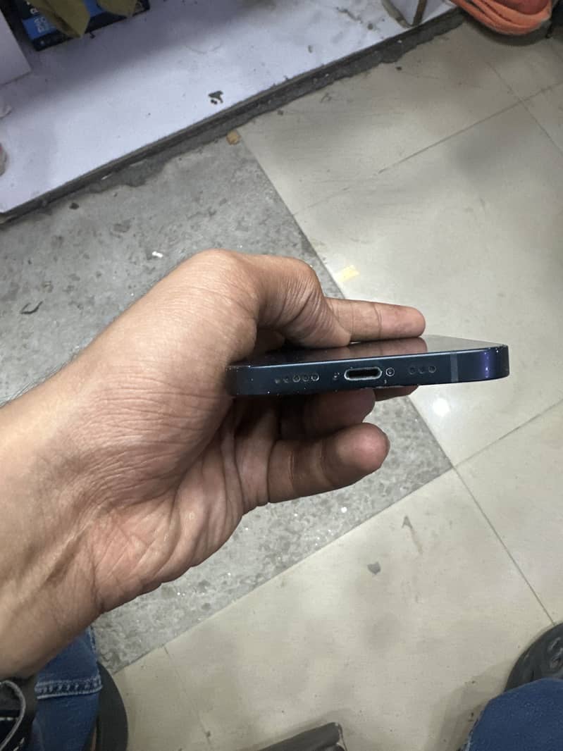 Apple iPhone 13 5