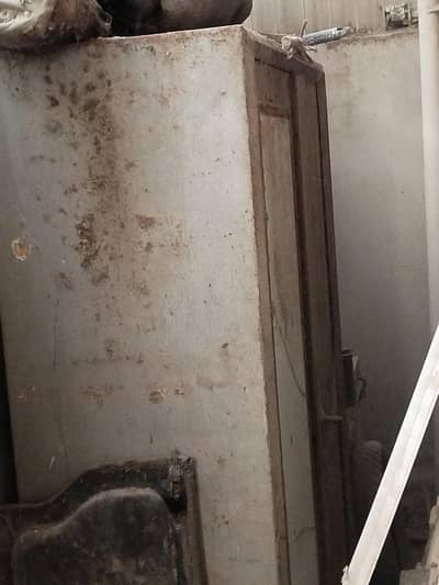 Iron ki Almari / Wardrobe buht wazni hy or under sa good condition