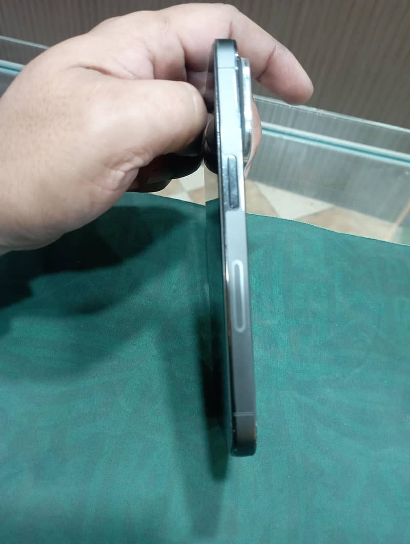iPhone 14 Pro – Space Black (256GB) 4