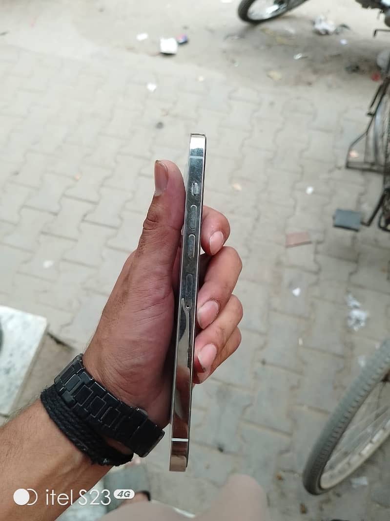 Apple iPhone 13 Pro Max 2