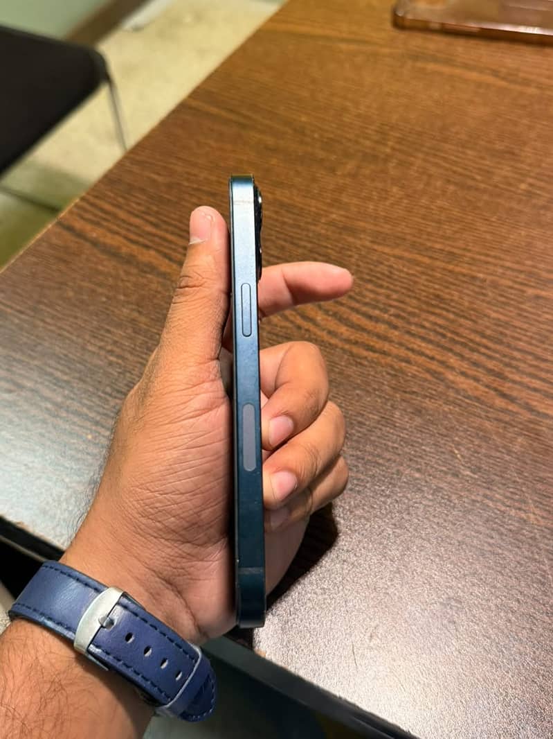 Apple iPhone 13 5