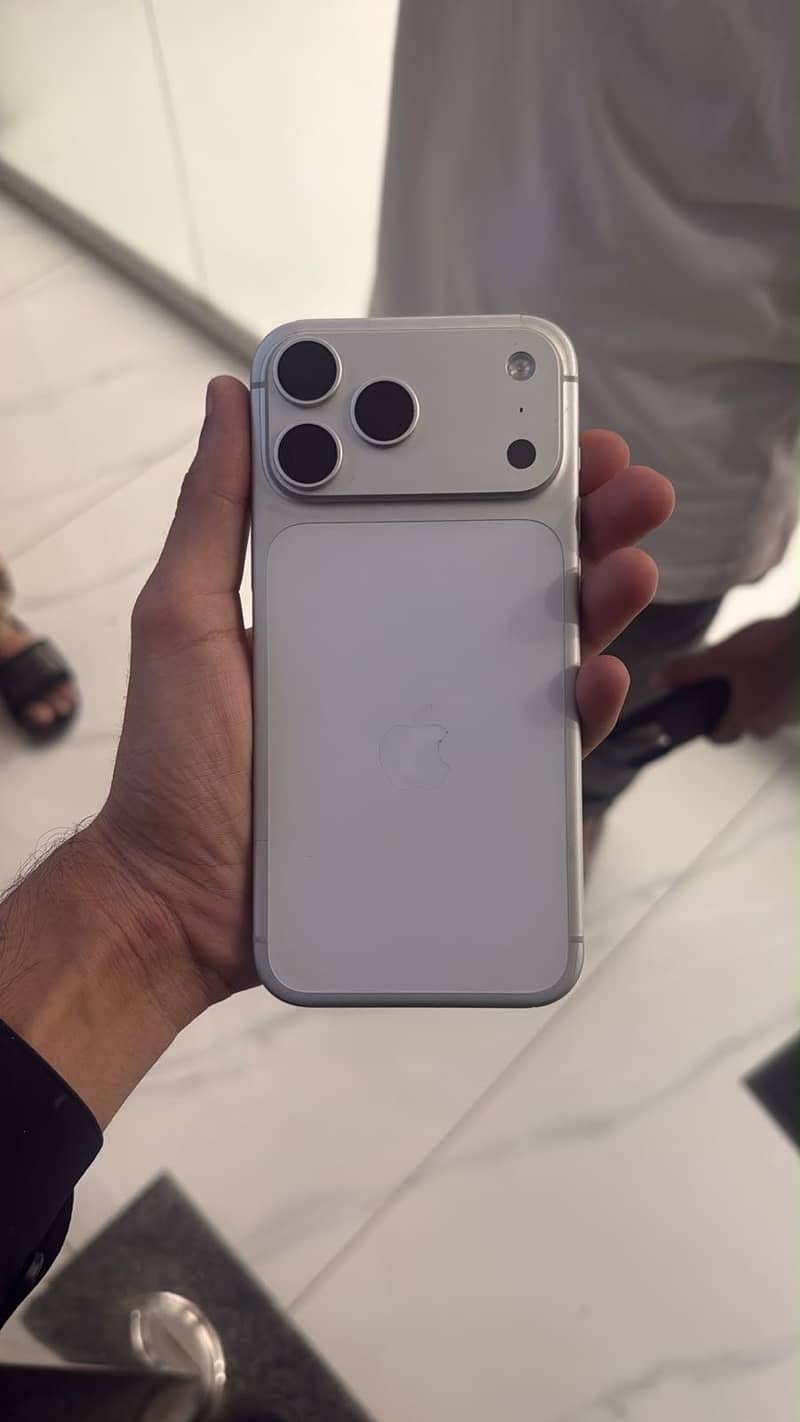 Apple iPhone 17 Pro Max 3