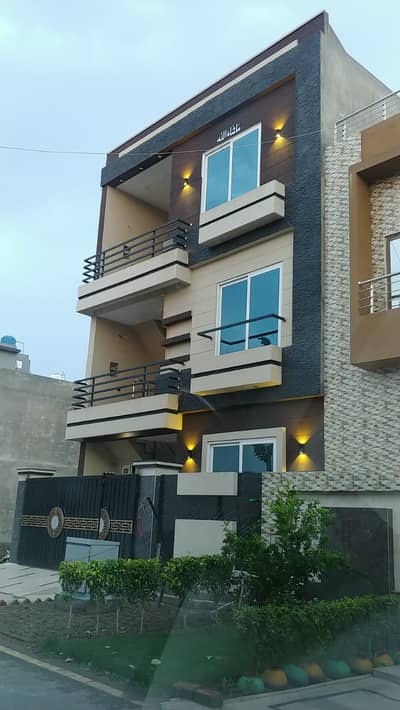 5 Marla House on 40ft Road Urgent Sale