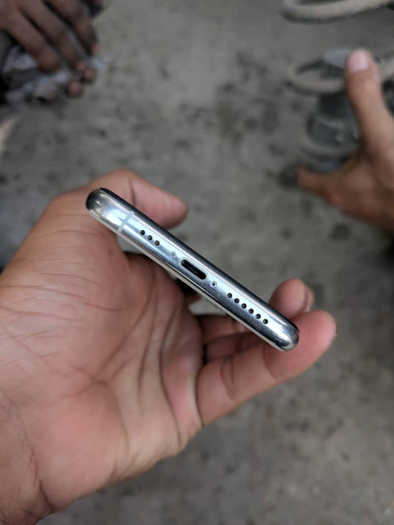 Apple iPhone 11 Pro 2
