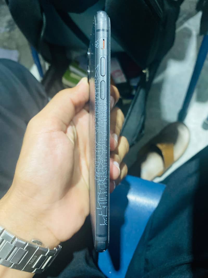 Apple iPhone 11 4