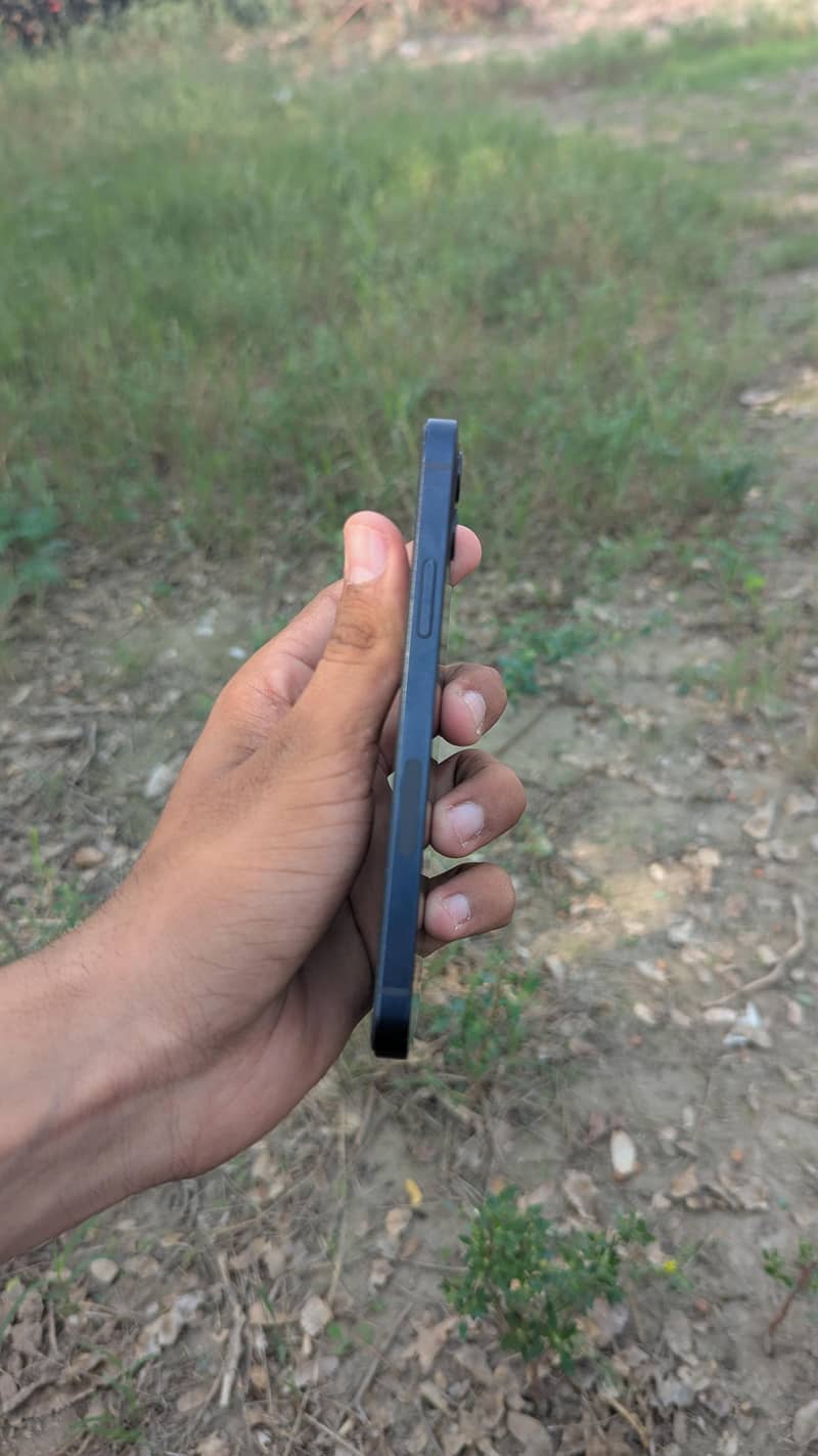 Apple iPhone 12 4