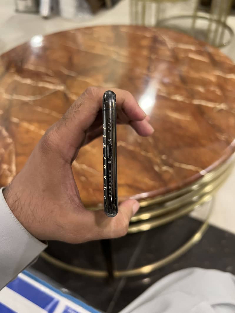 Apple iPhone 11 Pro Max 2