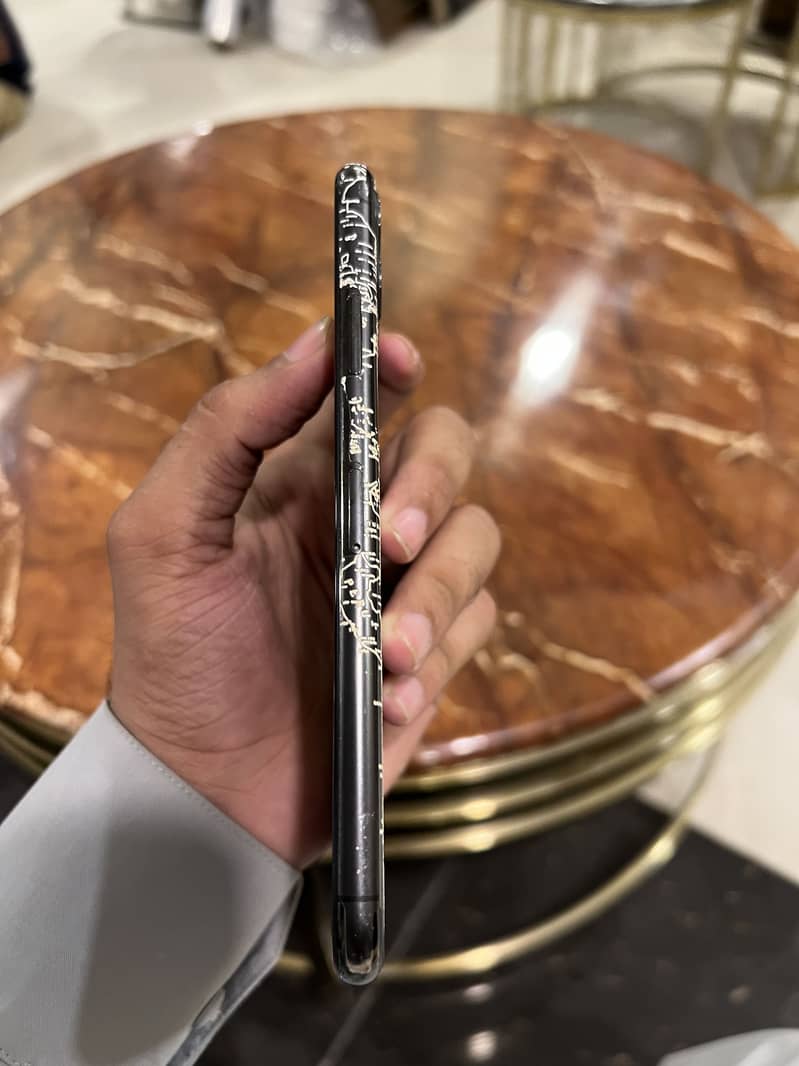Apple iPhone 11 Pro Max 4