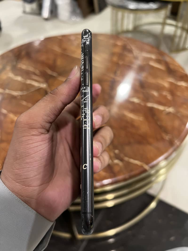 Apple iPhone 11 Pro Max 6