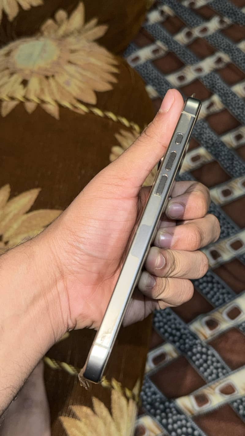 Apple iPhone 15 Pro Max 4