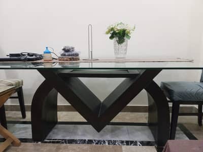 DINING TABLE IWTH 6 DINING CHAIRS