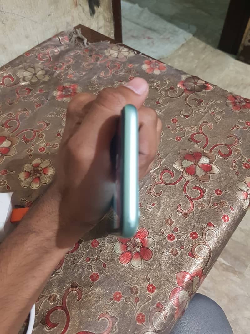 Apple iPhone 11 7