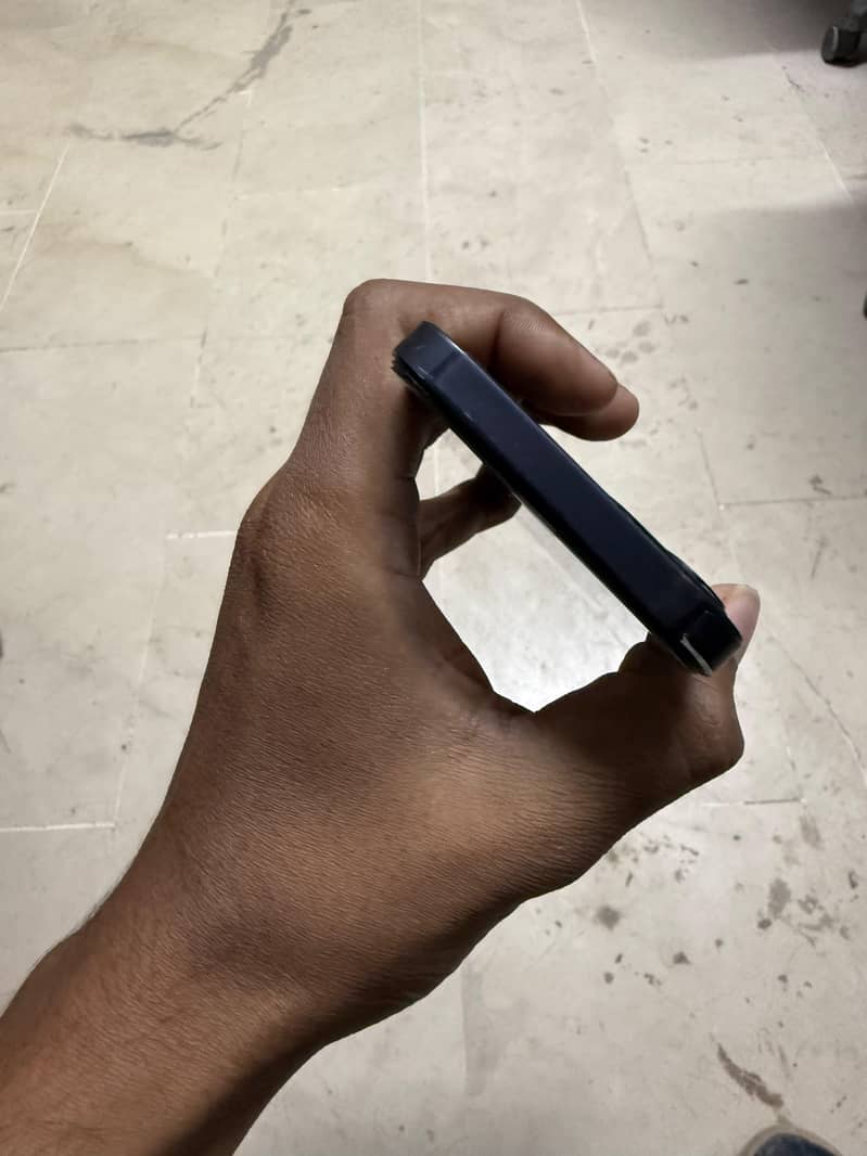 iPhone 12  mini 4
