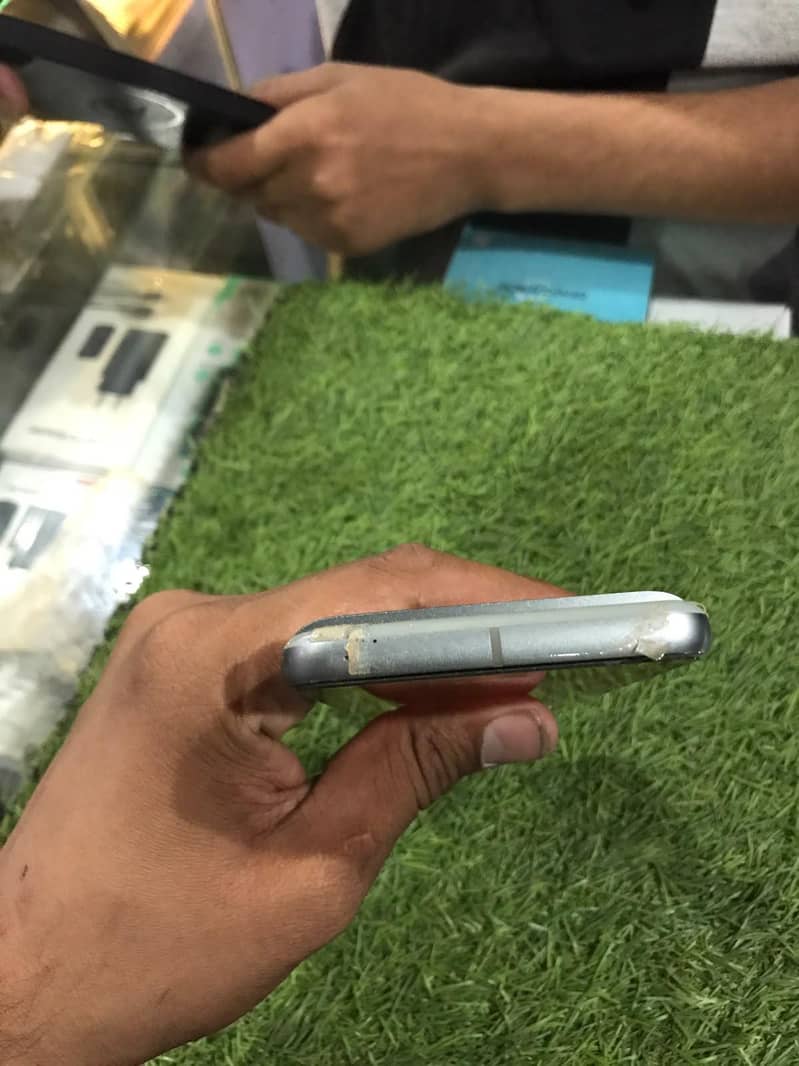 Google Pixel 8 4