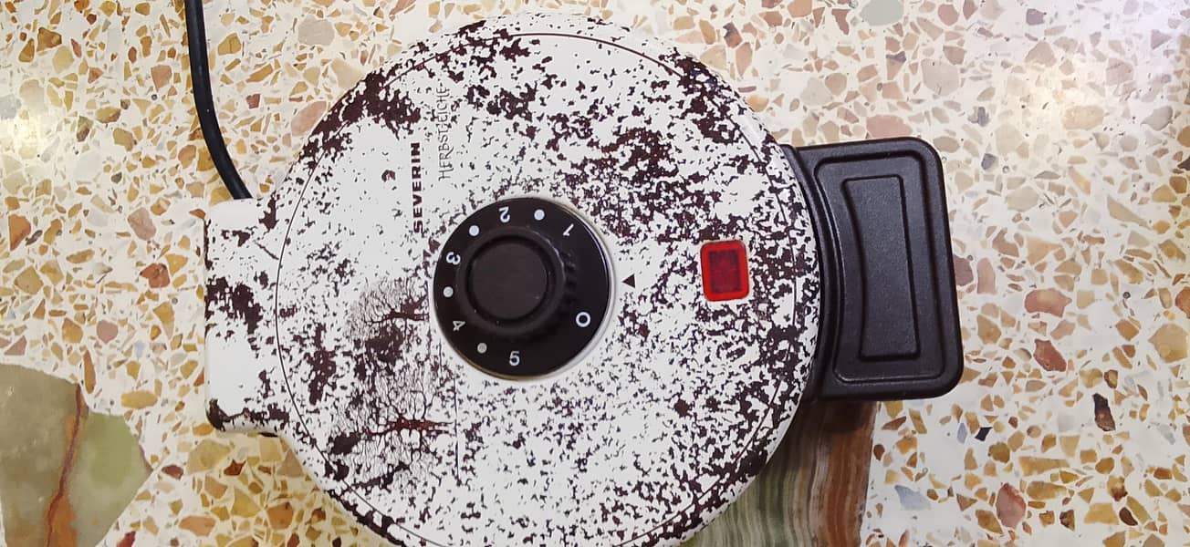 WAFFLE MAKER 1