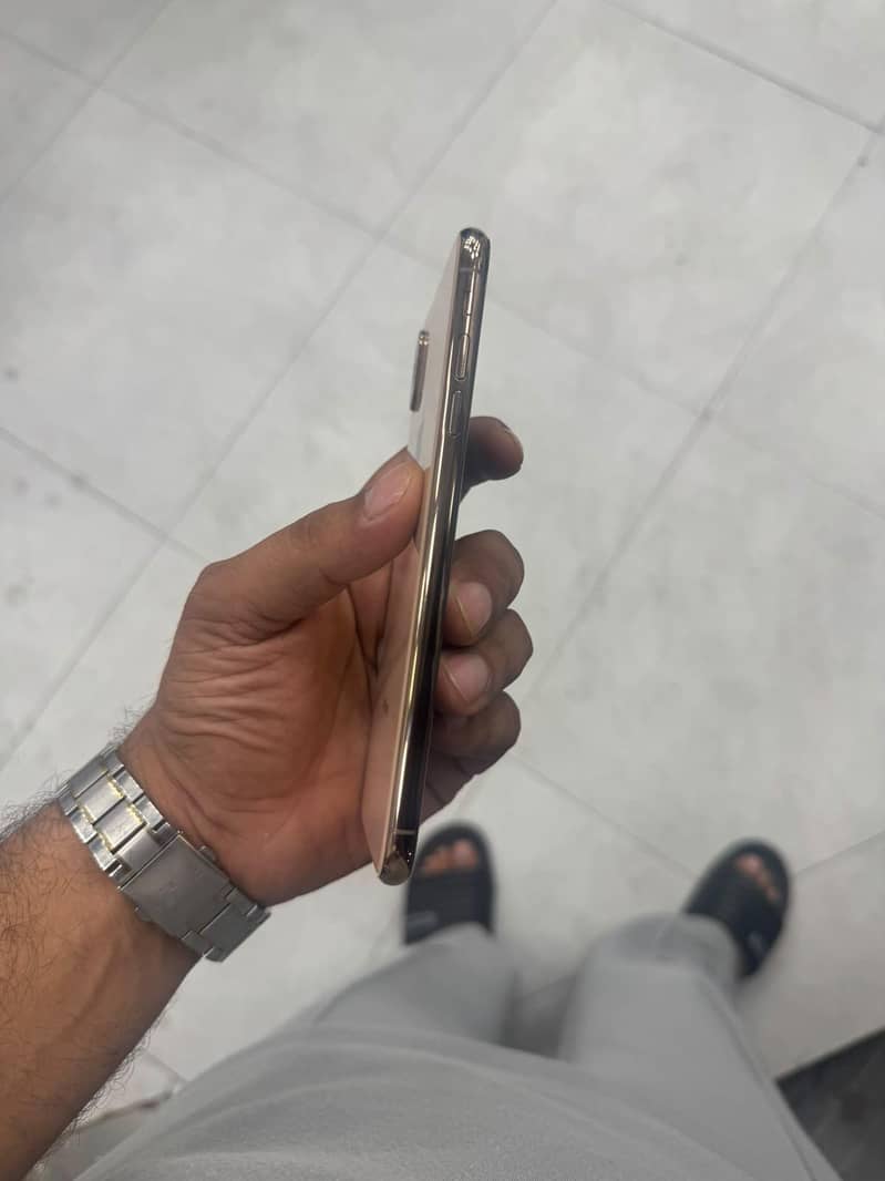 Apple iPhone XS Max 4