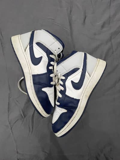 Branded shoes are available price 2000