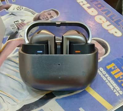 Samsung Galaxy Buds3 original . With Box. Condition 10by10.