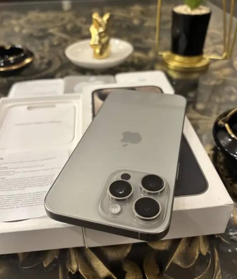 Apple iPhone 15 Pro Max 0