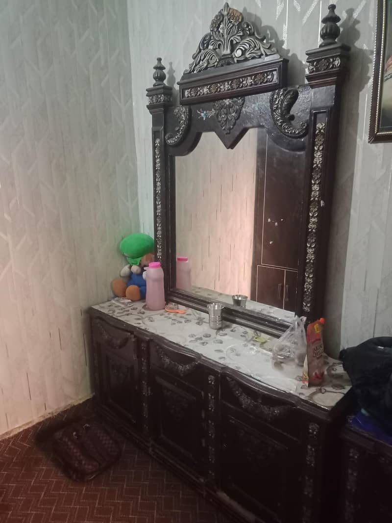 اولڈ شو کیس ہے اور ڈریسنگ ٹیبل ہے یہ سیل کرنی ہے 0