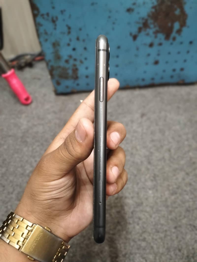 Apple iPhone 11 4