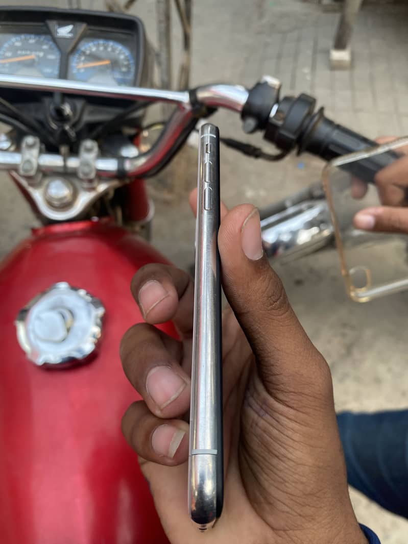 Apple iPhone X 3