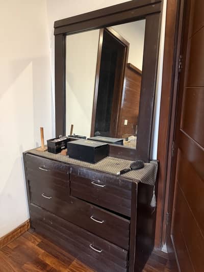 Dressing table with mirror & drawers