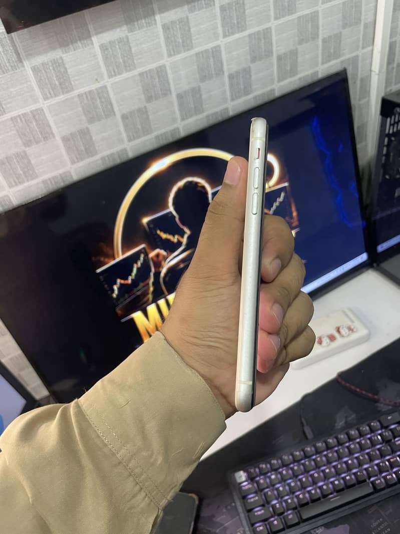 Apple iPhone 11 3