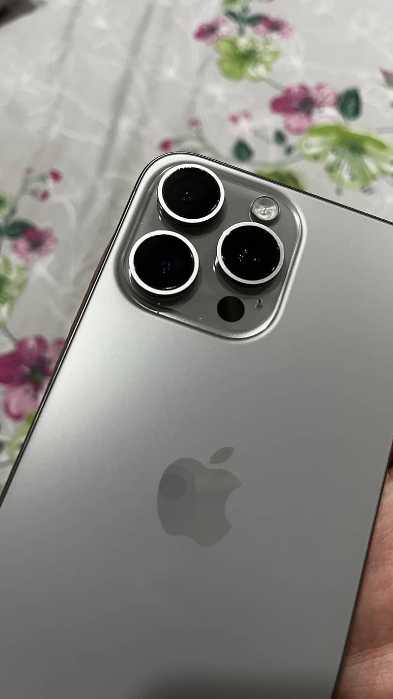 Apple iPhone 15 Pro Max 0