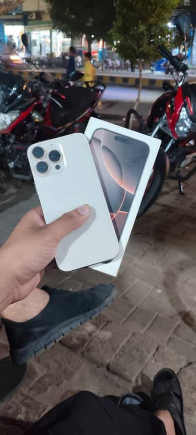 Apple iPhone 16 Pro Max