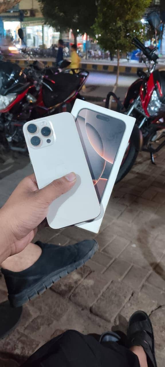 Apple iPhone 16 Pro Max 0