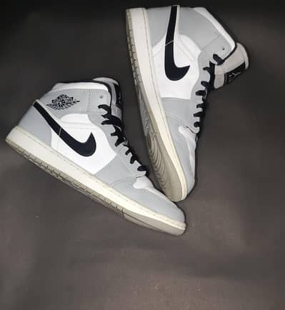 Air Jordan 1 Mid "Light Smoke Grey