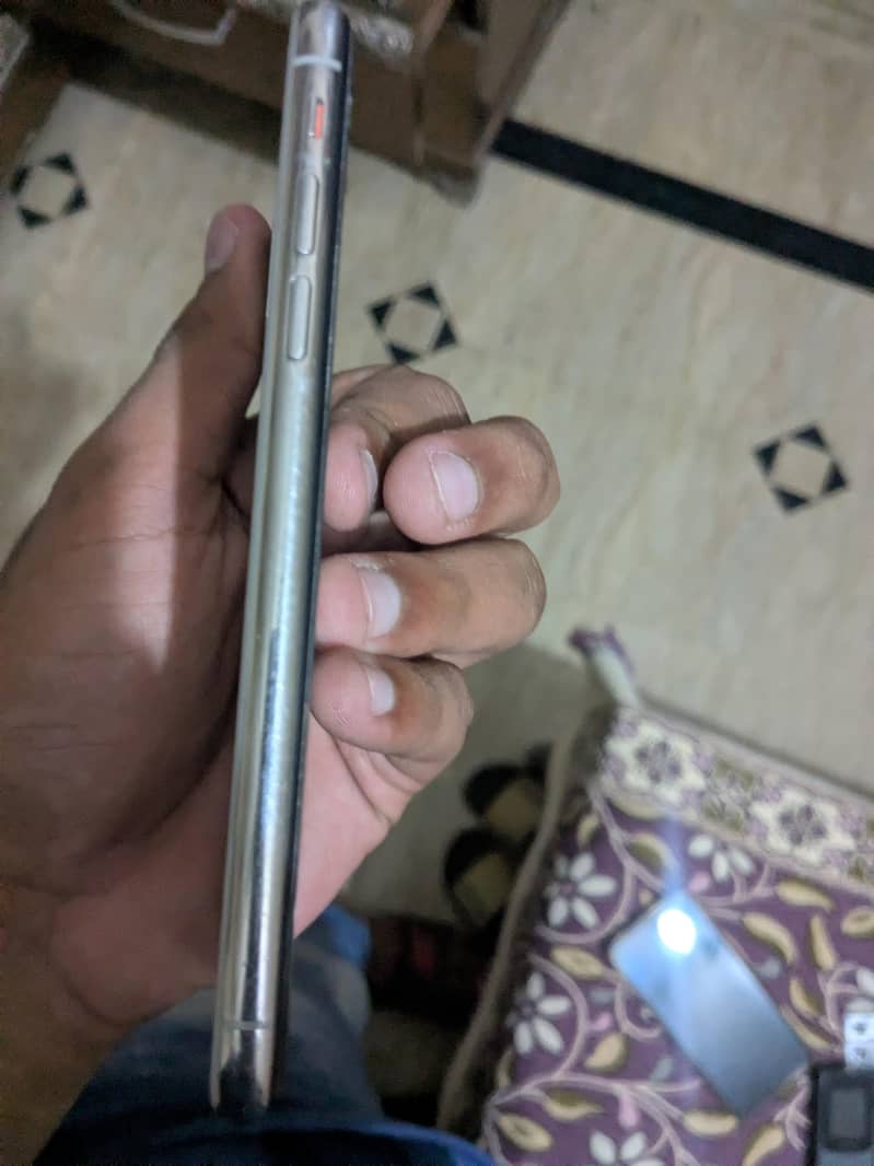 Apple iPhone X 4