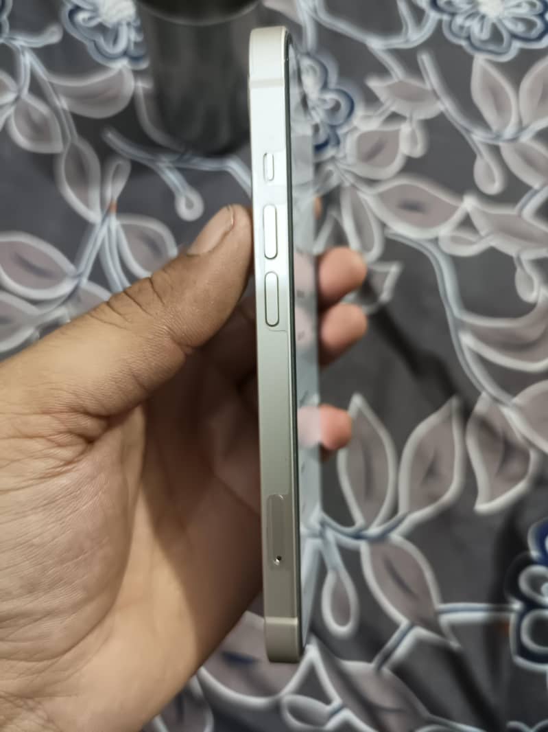 Apple iPhone 13 5