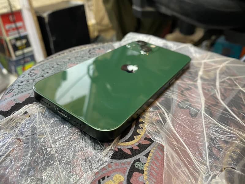 Apple iPhone 13 5
