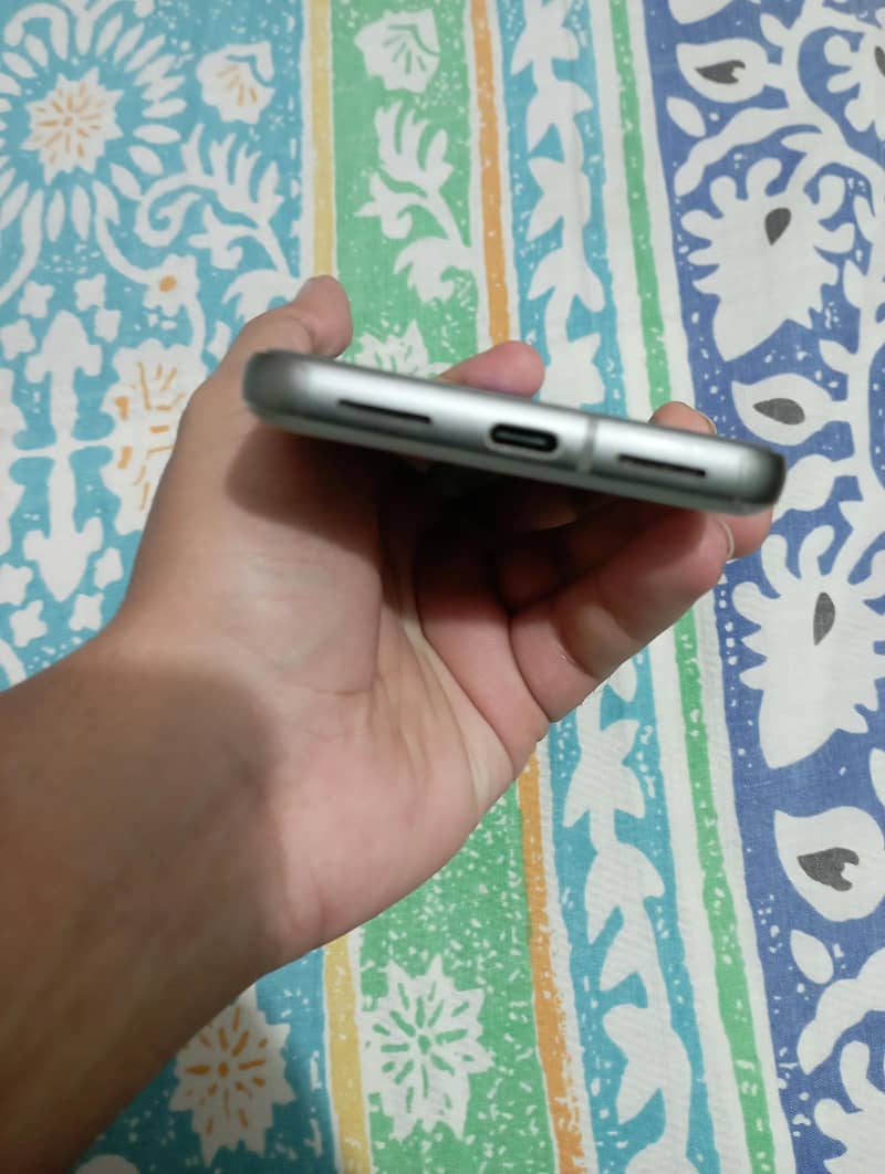 Google Pixel 8 4