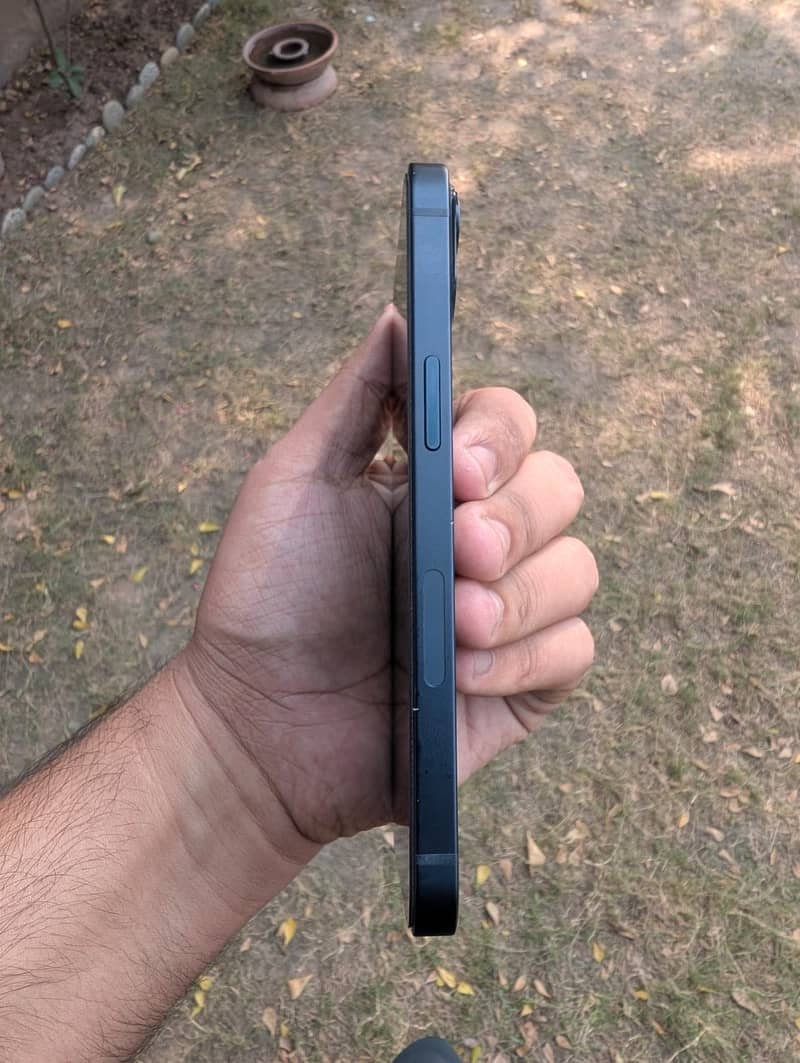 Apple iPhone 13 5