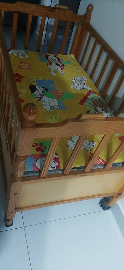 Baby bed 10/10 wooden with tyres to move anywhere and drawers to store