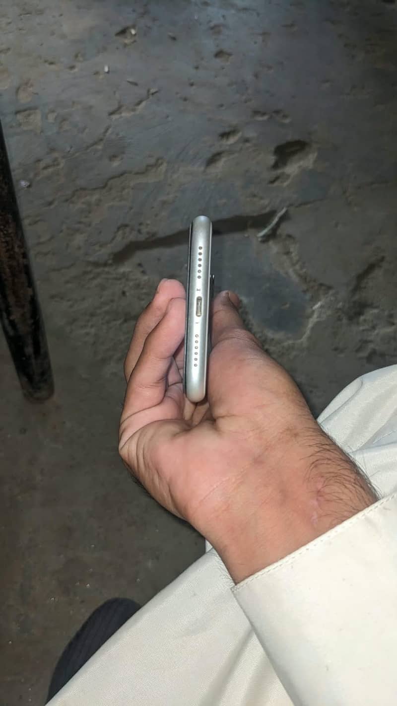 Apple iPhone 11 3