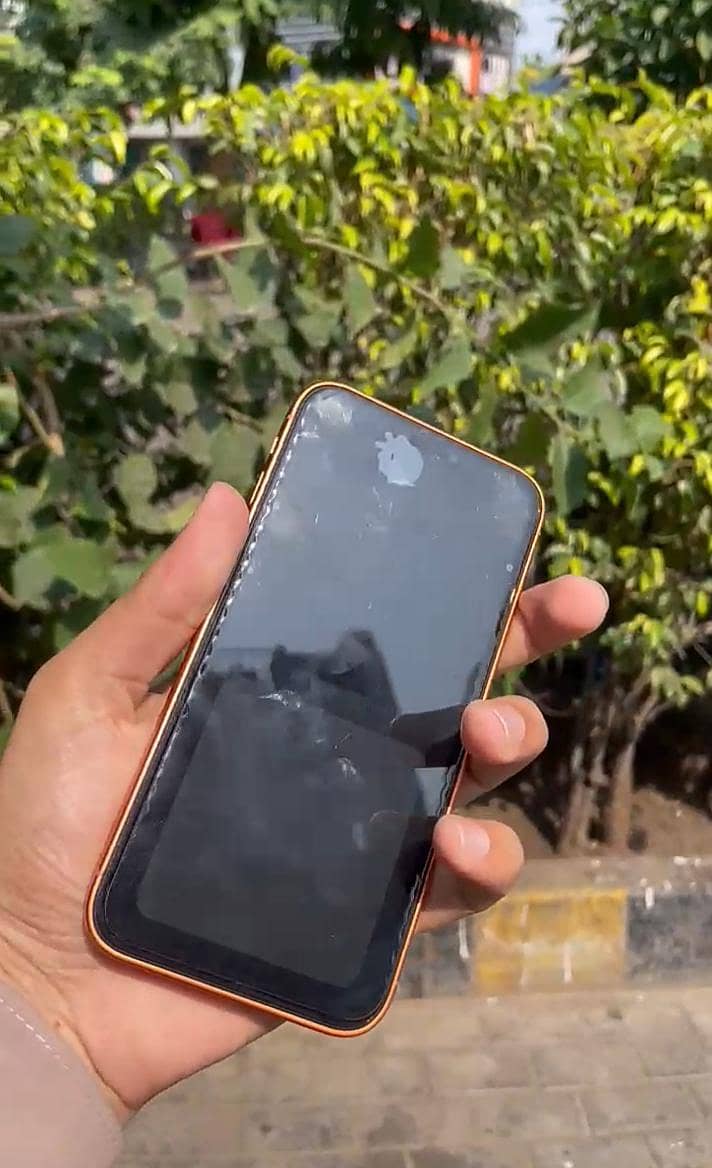 Apple iPhone 11 4